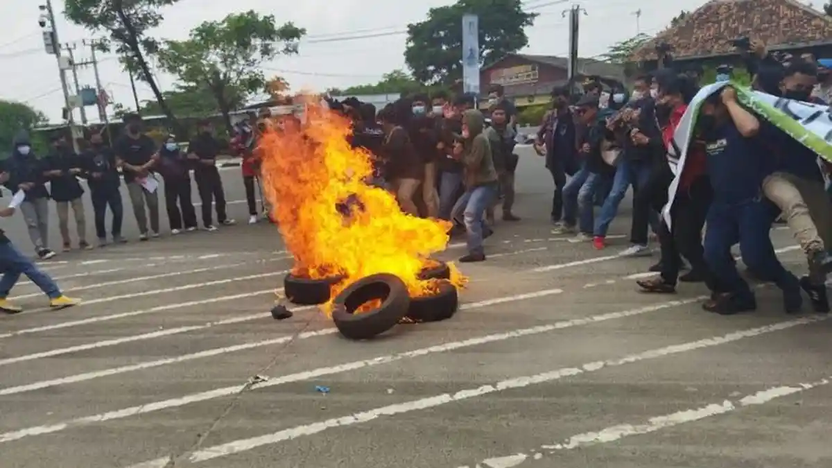 Demo Mahasiswa di HUT ke-21 Banten Berakhir Ricuh, 13 Orang Dibawa ke Kantor Polisi