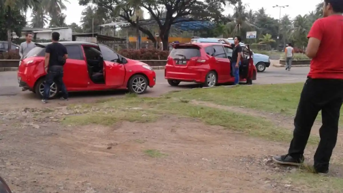 Pria Bermata Sipit Digiring ke Mobil Setelah Pistol Menyalak