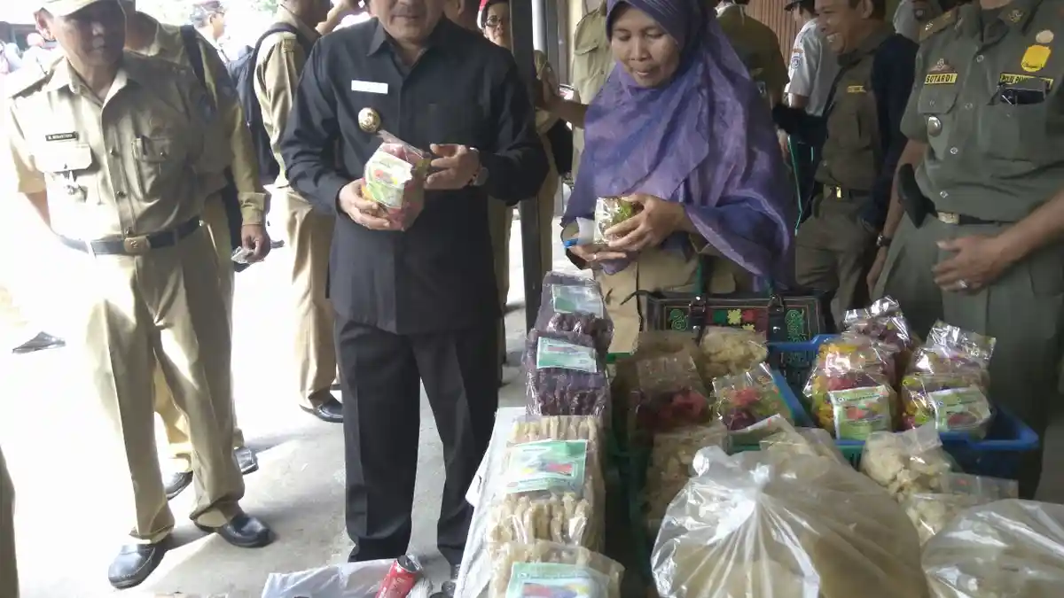 Petugas Tim Gabungan Sita Barang Kedaluwarsa