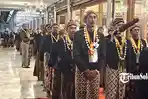 Abdi-dalem-tengah-membawa-pusaka-berupa-tombak-jelang-prosesi-Kirab-Malam-1-Suro-di-Keraton-Solo.jpg