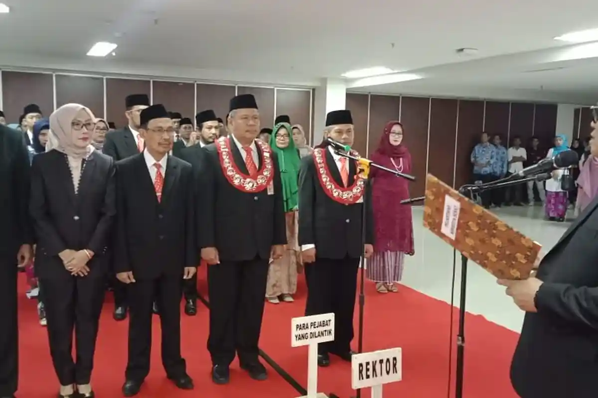Target Jadi Kampus PTN BH, Rektor UNM Prof Husain Syam Rotasi Pejabat, 43 Pejabat Lama dan 2 Dekan - rektor-unm-prof-husain-syam-melantik-45-pejabat-dirotasi-dari-jabatan-lama.jpg