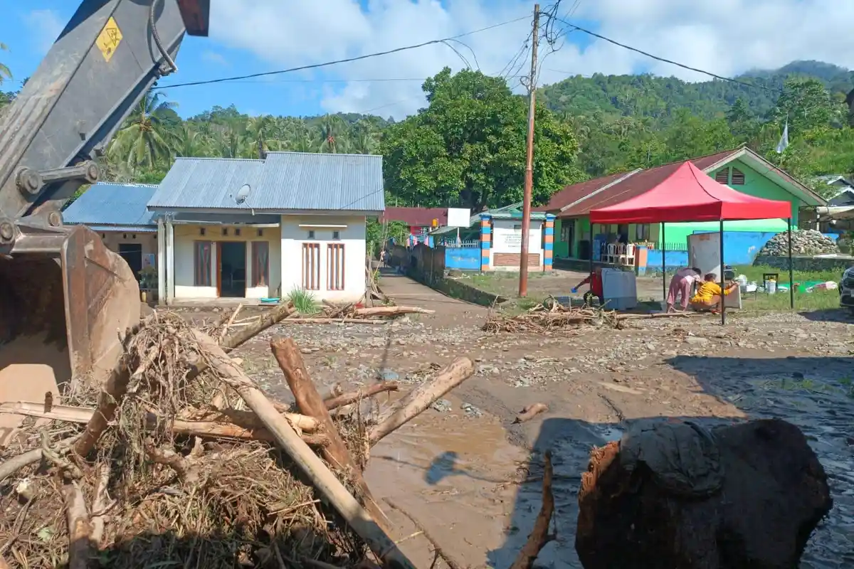 Hari Ini BPBD Salurkan Air Bersih di Lokasi Banjir Desa Tapa Aog Bolmong Sulawesi Utara