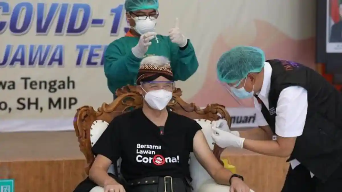 Dokter Zul Tak Grogi Suntikkan Vaksin, Vaksinator Gubernur Ganjar Pranowo Ternyata Teman Gowes