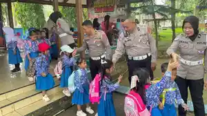Polisi-Hadir-Sebagai-Sahabat-Ajarkan-Anak-TK-Wulele-Sanggula-II-UHO-Pentingnya-Disiplin-Lalu-Lintas.jpg