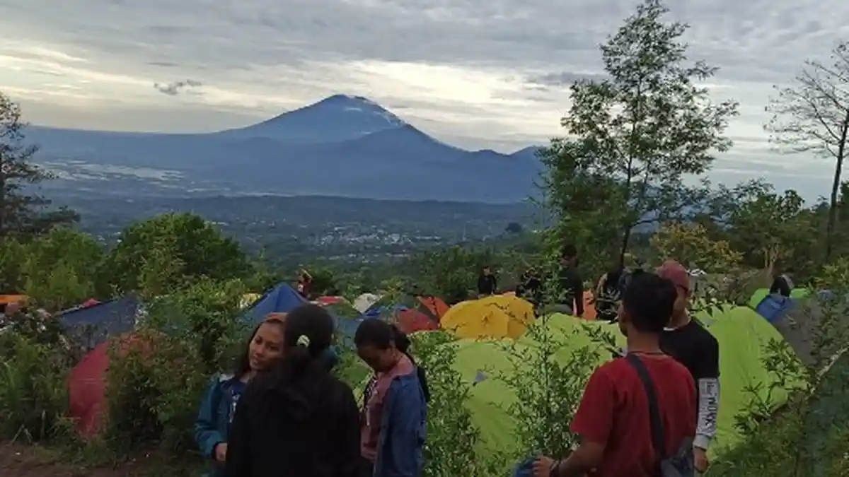 Suka Naik Gunung? Ini yang Perlu Diperhatikan saat Mendaki di Musim Hujan