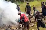Prosesi-kremasi-jenazah-pemuda-di-Lanny-Jaya-Papua-Pegunungan.jpg