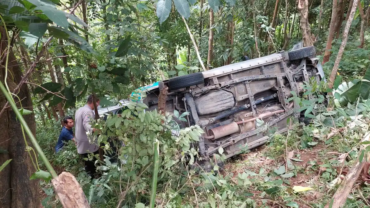 Warga Sukabumi Kecelakaan di Perbatasan Jabar-Banten, Mobilnya Terjun ke Jurang, Diduga Ngantuk