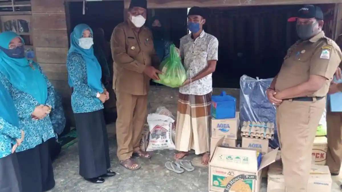 Bupati Aceh Singkil dan Ketua PKK Temui Korban Kebakaran di Buluara, juga Antar Bantuan Ini