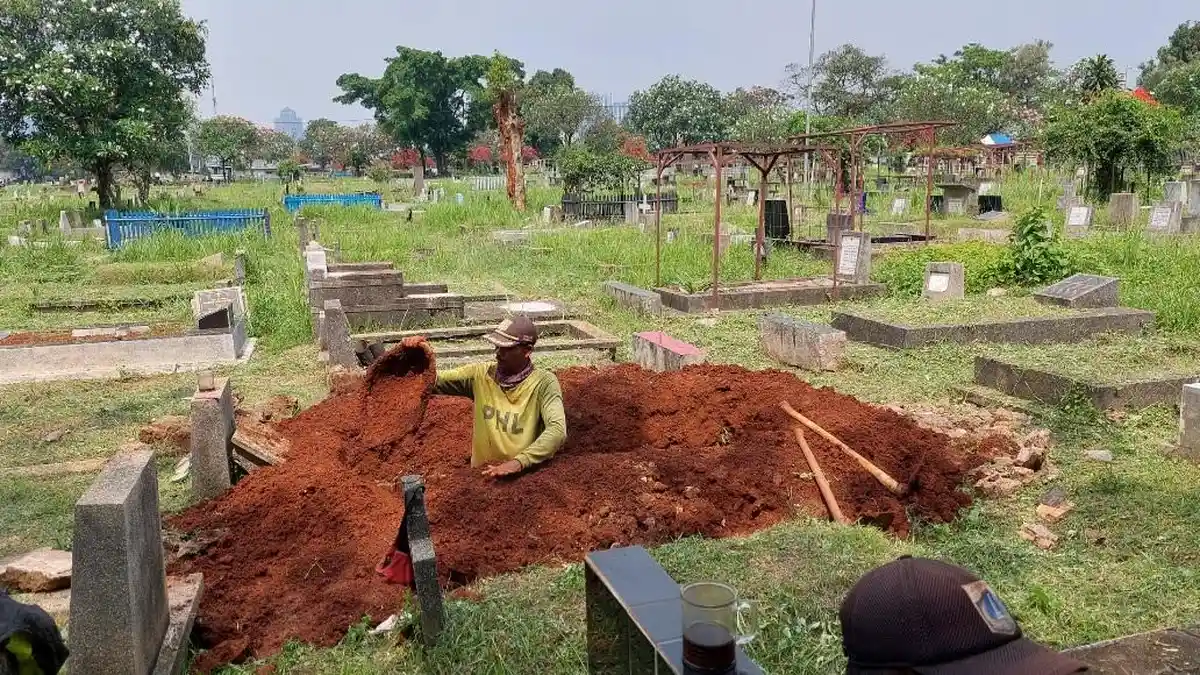 Kakek Sintong Hutapea Dimakamkan Satu Liang Lahad dengan Istri dan Anak di TPU Menteng Pulo