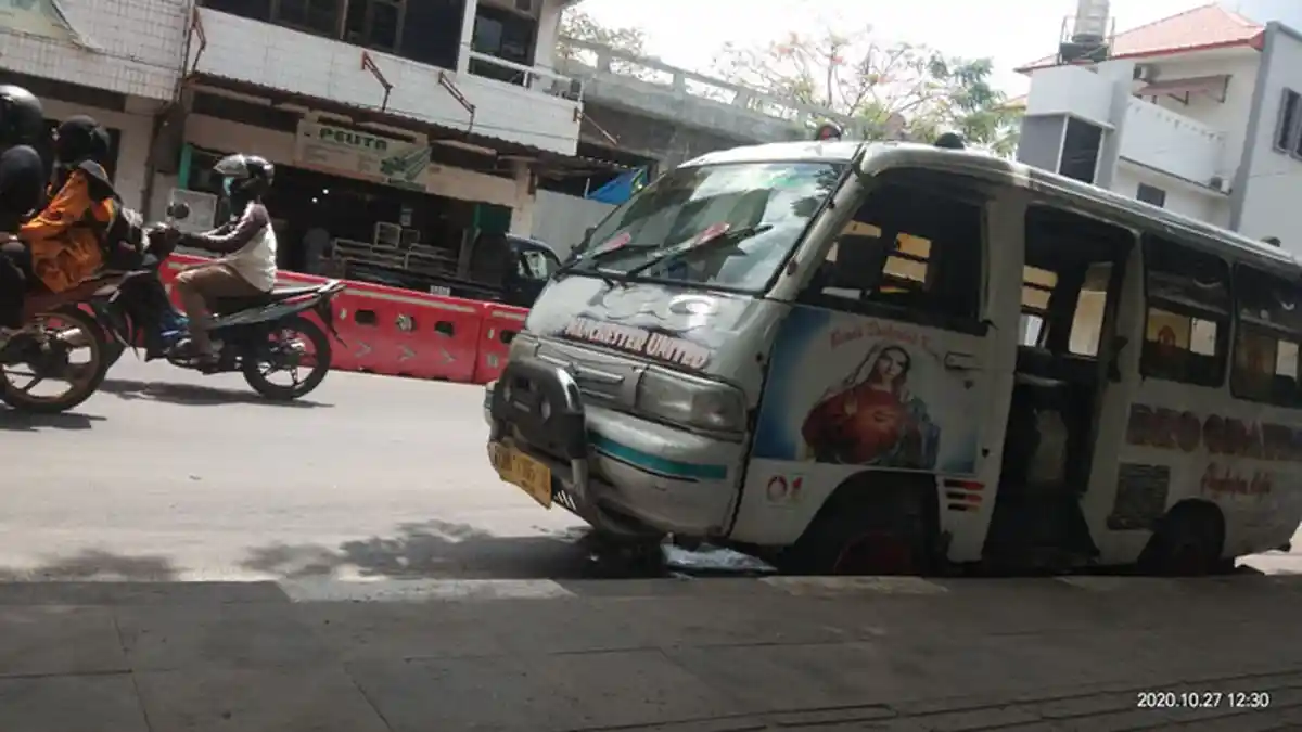 Satu Unit Mobil Angkutan Umum di Kota Kupang Terbakar