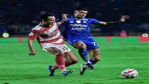 20240531_Duel-pemain-Persib-Bandung-vs-Madura-United-leg-pertama-final-Championship-Series-Liga-1.jpg