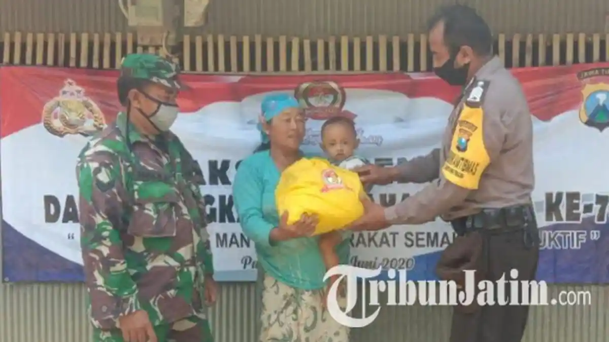 Polsek Waru Pamekasan Bagikan Paket Sembako pada Warga Terdampak Pandemi Covid-19 di Empat Desa