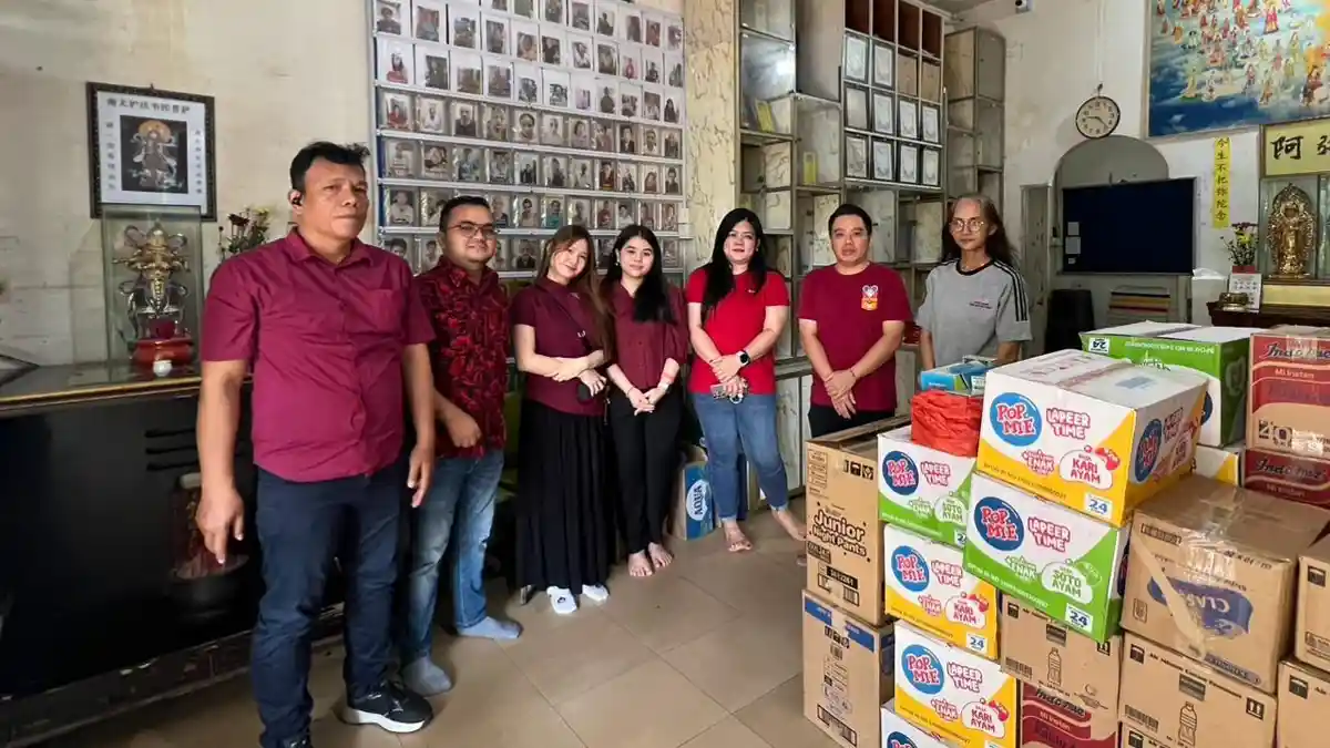 Semangat Menyambut Imlek, PKP Berbagi Kasih Lewat Santunan ke Panti Jompo di Batam