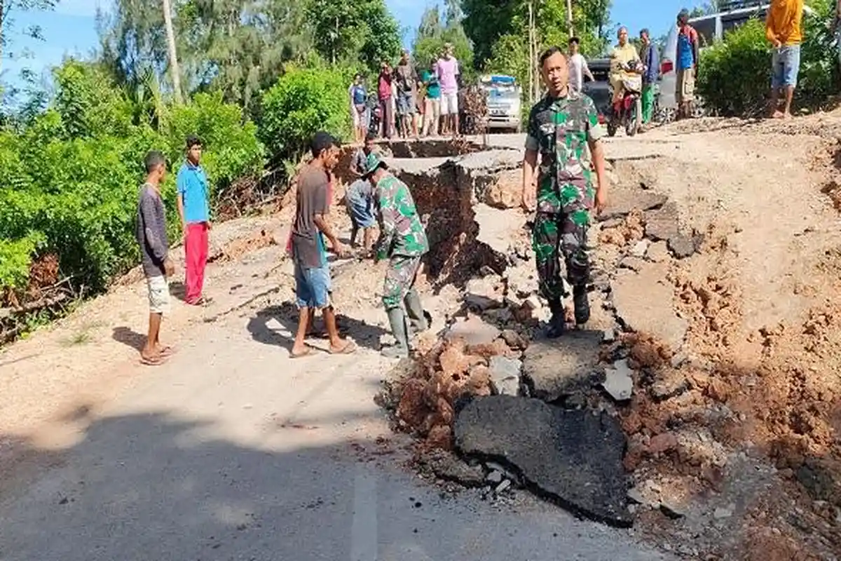 Babinsa Koramil 02/Amanuban Tengah Kodim 1621/TTS Bantu Warga Perbaiki Jalan Longsor