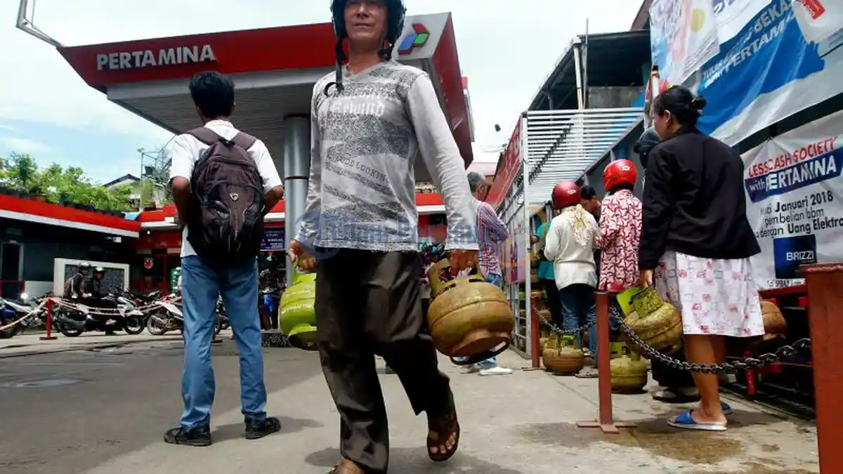 Warga Rela Antre Beli Gas elpiji 3 Kg di SPBU - elpiji-langka_20171004_173238.jpg