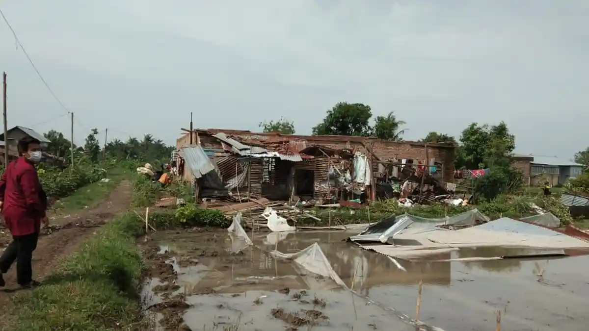 PUTING BELIUNG Mengamuk di Deliserdang Tadi Malam, Ratusan Rumah Warga Rusak Parah
