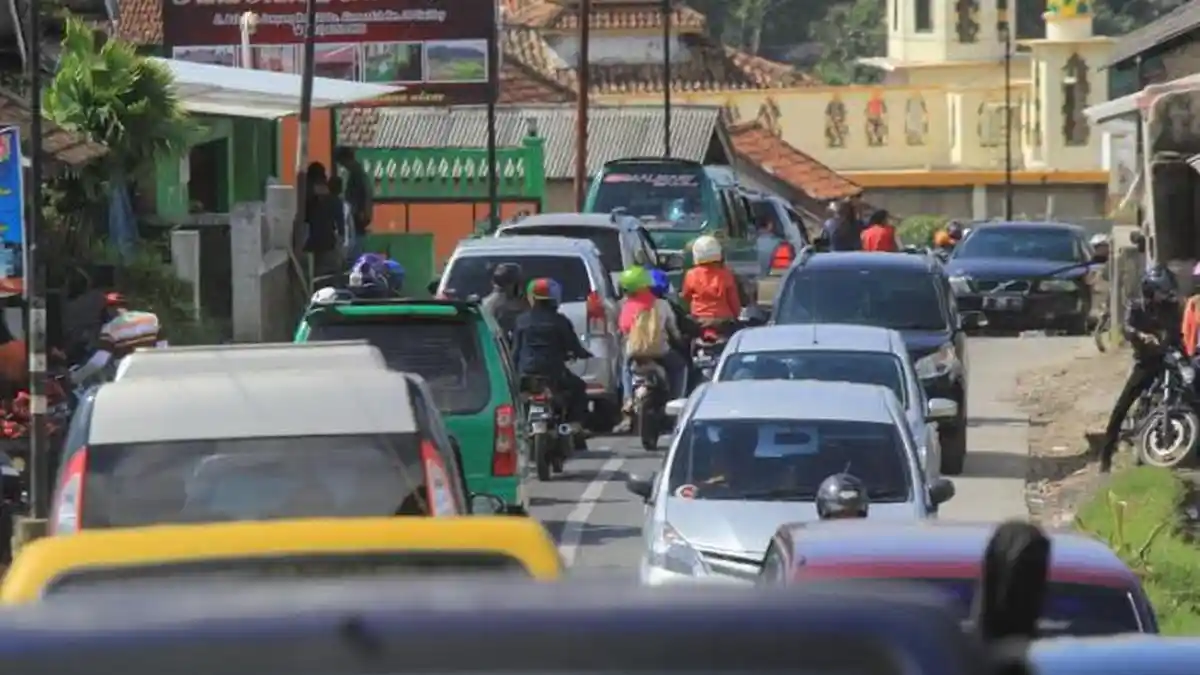 Kendaraan Terjebak Kemacetan di Jalur Wisata Ciwidey