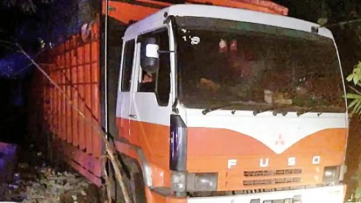 Truk Hantam Rumah Warga Padang Tiji, Sekeluarga Alami Luka
