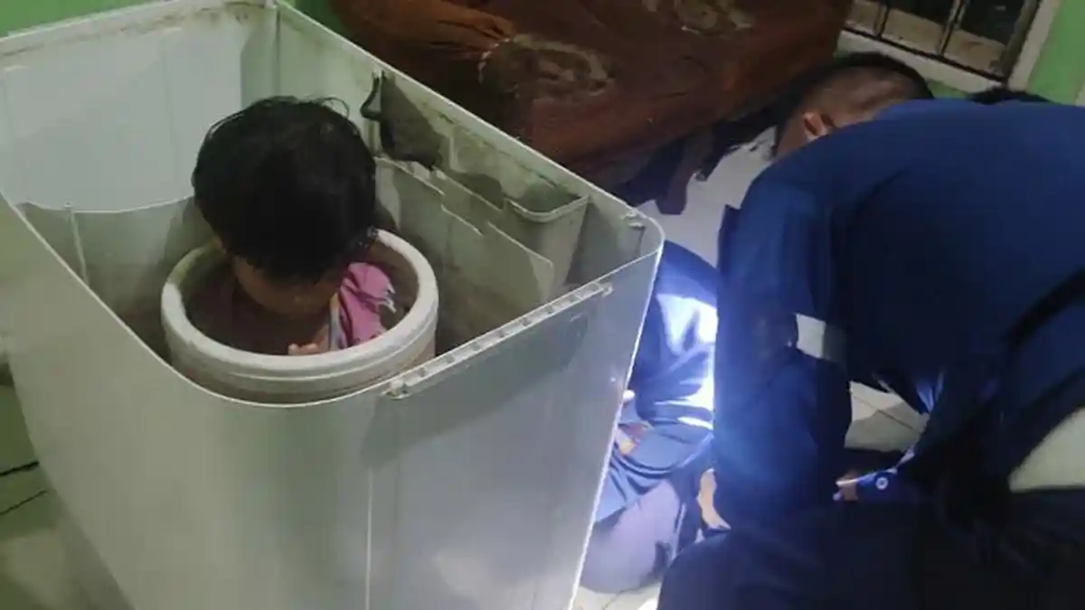 Petugas Damkar Bantu Keluarkan Bocah Perempuan 4 Tahun yang Terjepit Dalam Bak Pengering Mesin Cuci