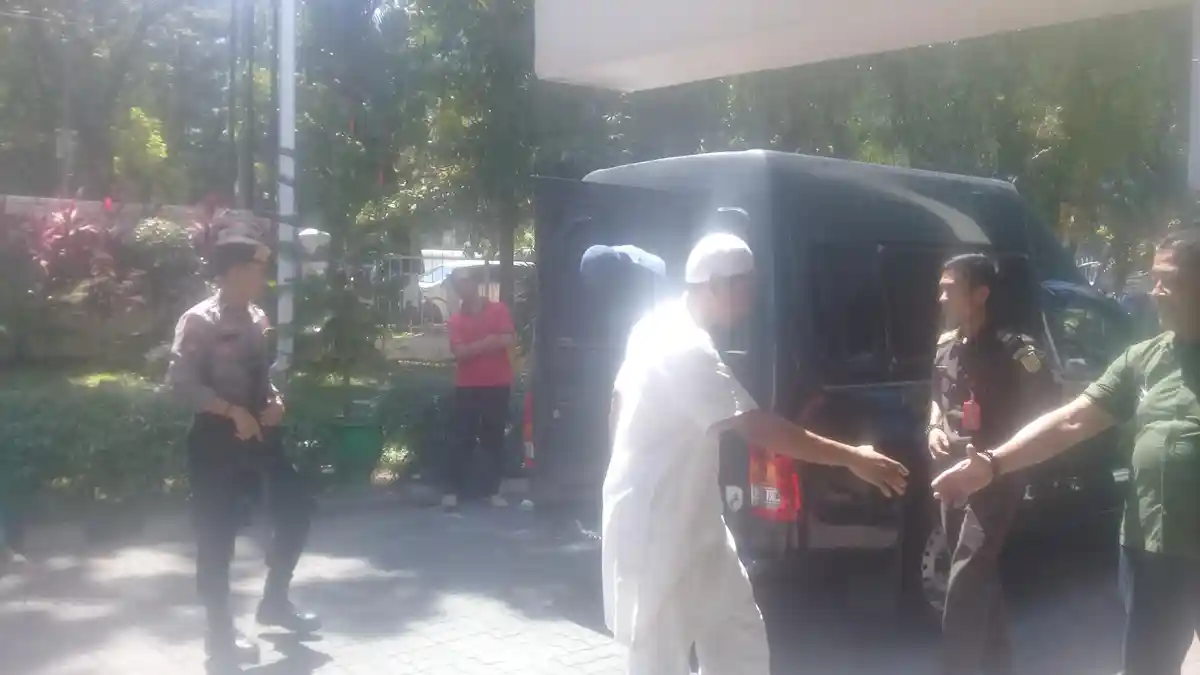 Sidang Mantan Panglima Laskar Jihad Indonesia Dikawal Polisi Bersenjata