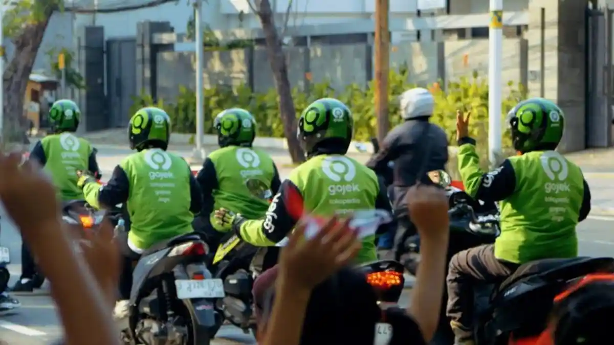 Potongan Komisi Gojek-Grab Jadi 8%: Mengapa Penghasilan Ojol Malah Turun? Solusi Keamanan & Fintech