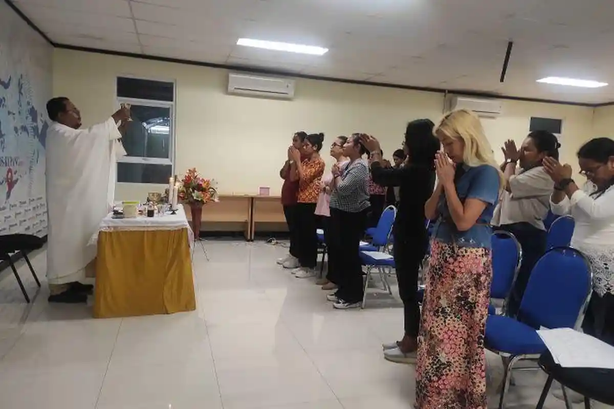 Romo Aditya Pimpin Misa Syukur Tengah Tahun di Kantor Pos Kupang