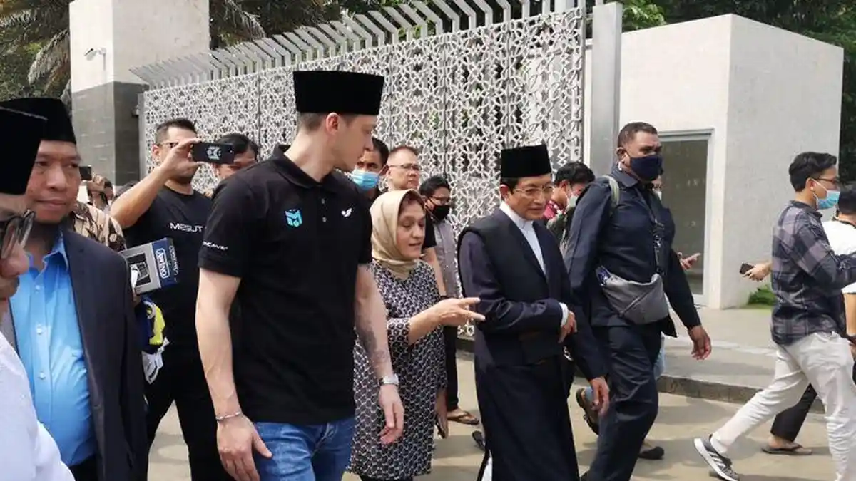 Jumatan di Masjid Istiqlal, Mesut Ozil Shalat di Sebelah KH. Nasaruddin Umar