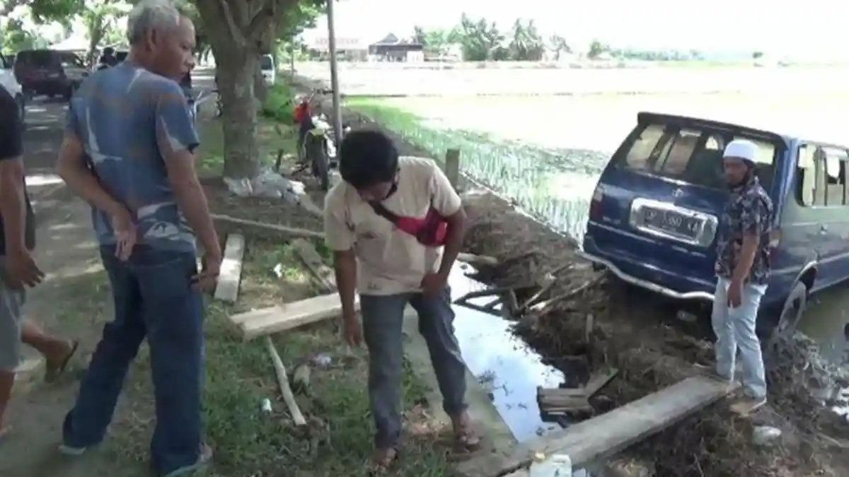 Pecah Ban dan Hilang Kendali, Minibus Tabrak Kios Bensin Eceran Lalu Terperosok ke Sawah