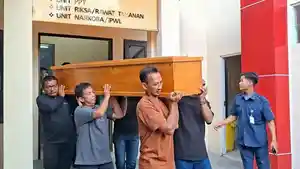 Jenazah-Anton-saat-hendak-dibawa-ke-rumah-duka-di-Jalan-Pasir-Panjang-Palangka-Raya.jpg