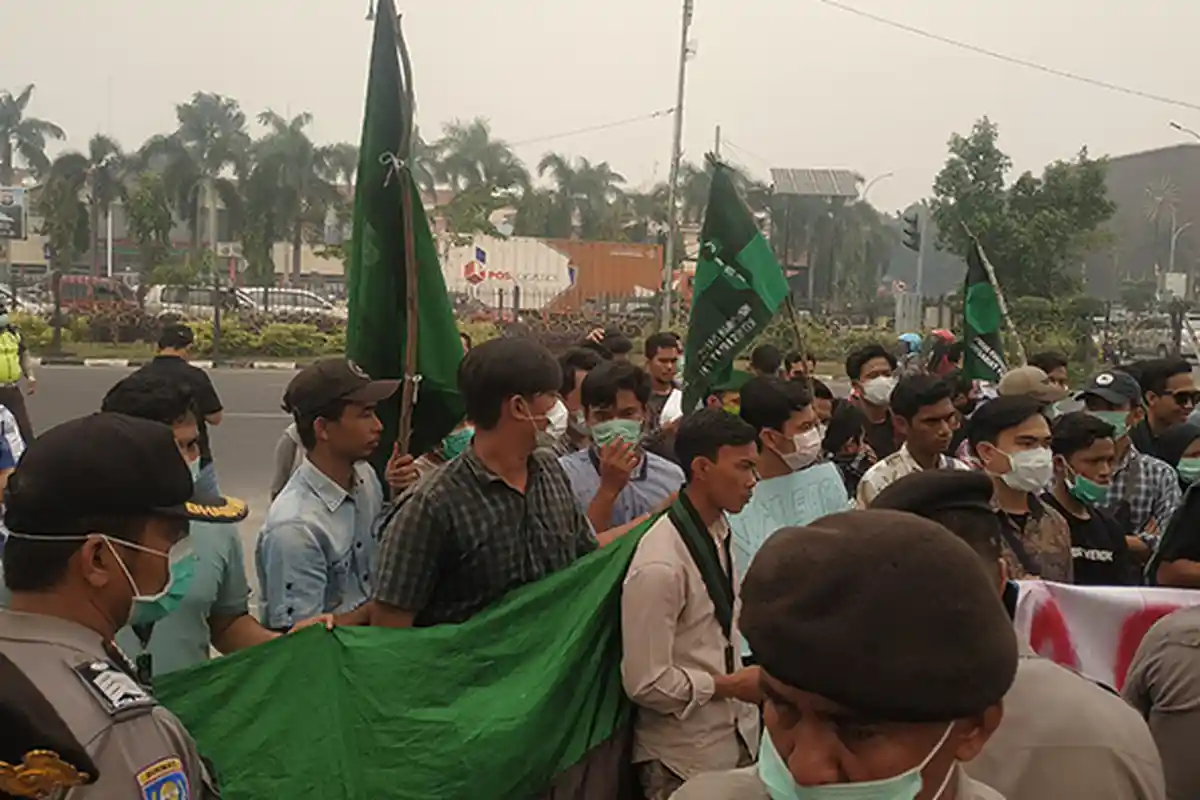 Hari Ini Kualitas Udara Berbahaya: Sebelumnya Gubernur Riau Pernah Dibawakan KERANDA Oleh Mahasiswa