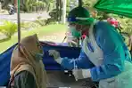 yulia-21-menjalani-rapid-test-antigen-di-pos-penyekatan-tugu-perbatasan-ponorogo-trenggalek.jpg