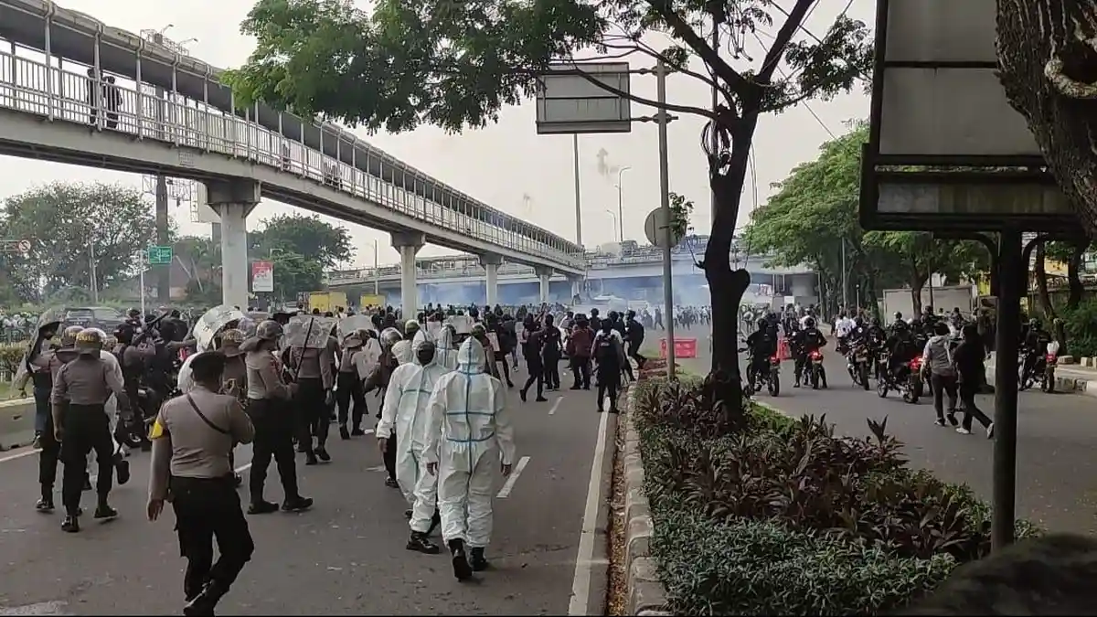 Demo Sidang Putusan Banding Rizieq Shihab Ricuh, 3 Polisi Terluka Kena Lempar Batu