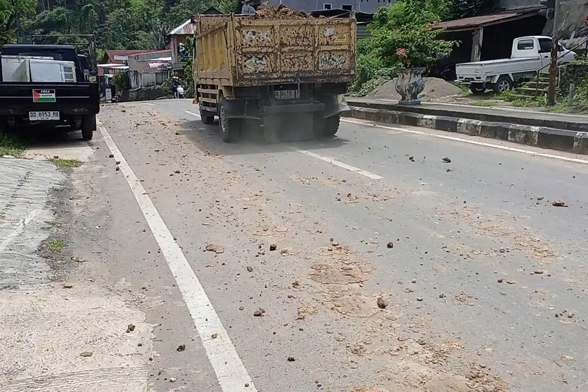 Warga Keluhkan Kondisi Permukaan Jalan Soekarno Hatta Mamuju Banyak Tanah Berserakan