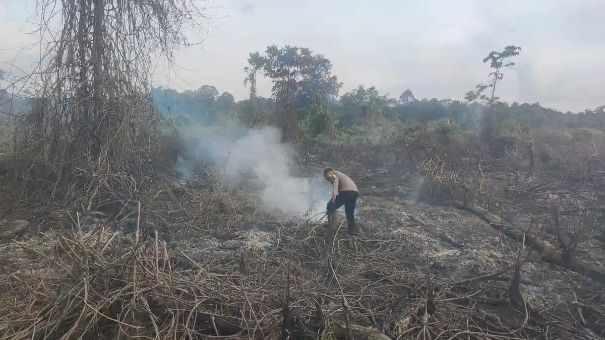 Cegah Karhutla, Polsek Kluet Selatan Intensifkan Patroli dan Padamkan Titik Api di Kebun Warga
