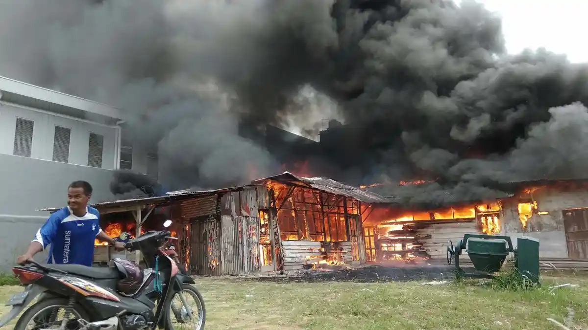 BREAKING NEWS - Gudang Penyimpanan Material Perum Bukit Kencana III Kebakaran
