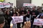 Pekerja Seni Demo di Pabrik CD Bajakan