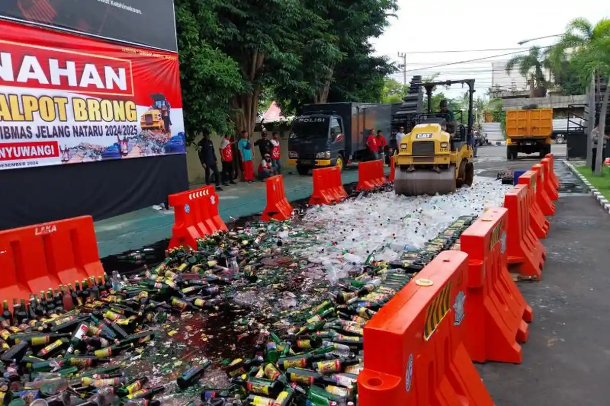 Ribuan Botol Miras dan Knalpot Brong Hasil Razia Dimusnahkan Polresta Banyuwangi Jelang Nataru