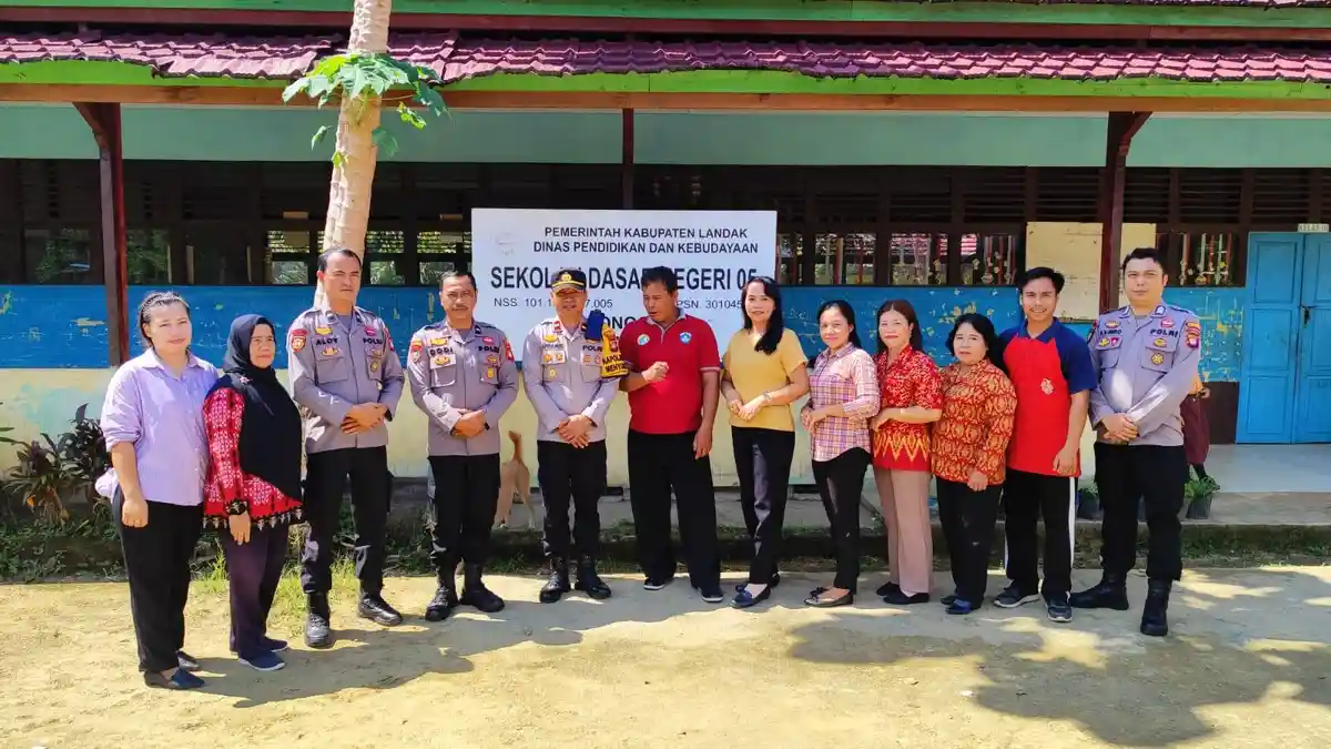 Kapolsek Menyuke Memberikan Bantuan Sumur Bor dan Mesin Pompa Air ke SDN 05