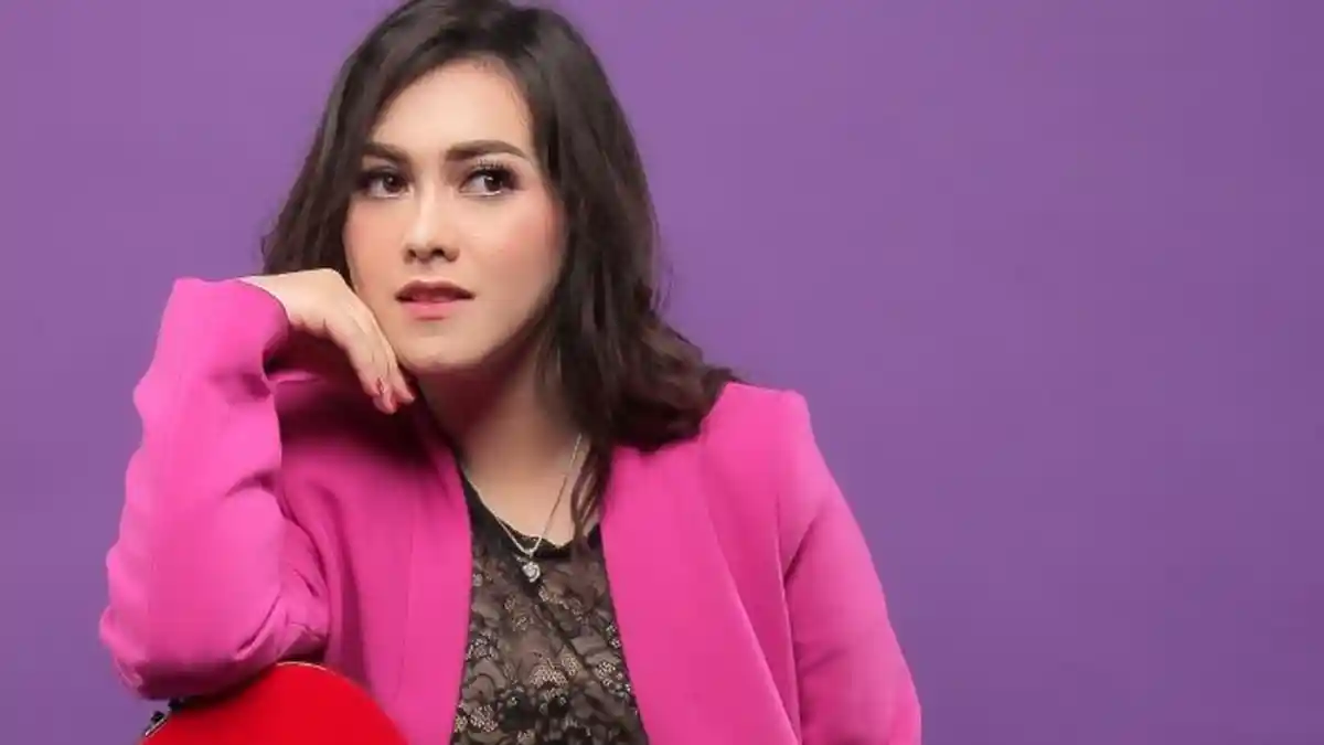 Sambil Bekerja Jadi Tim Staf Khusus Menteri BUMN, Sendy Nyanyikan Single Perdana 'Kisah Dalam Hati'