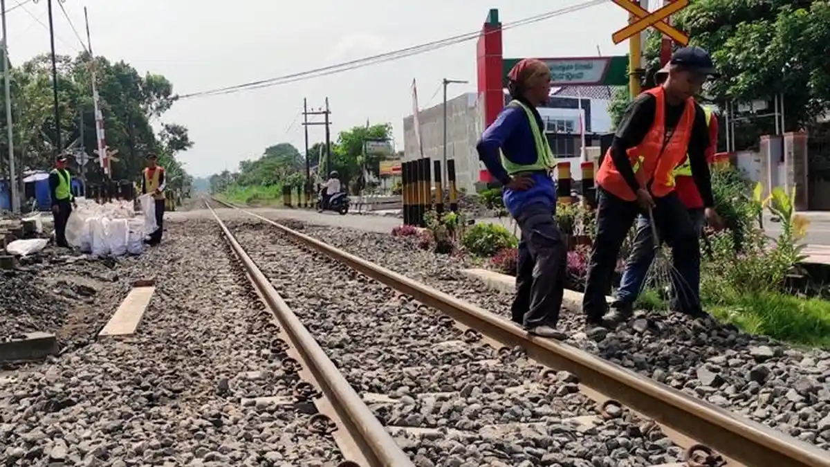 PT KAI Perbaiki Jalur Kereta Api di 2 Perlintasan Kota Blitar, Proses Perbaikan Dilakukan Malam Hari