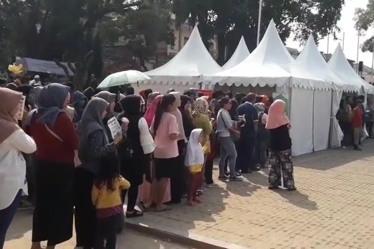 Selama Bisa Menukarkan Uang, Warga Tak Persoalkan Antre di Bawah Terik Matahari yang Panas