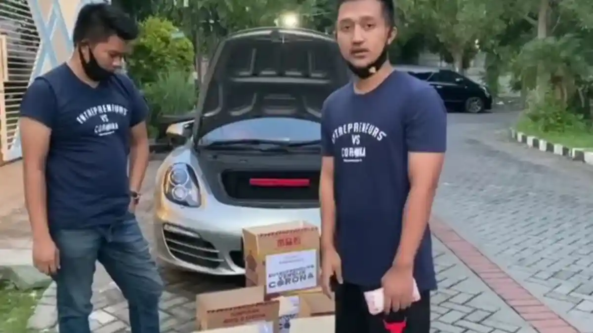 Mahasiswa S2 Jurusan Marketing yang Dijuluki 'Crazy Rich Surabaya' Ini Bagikan Kardus Berisi Uang
