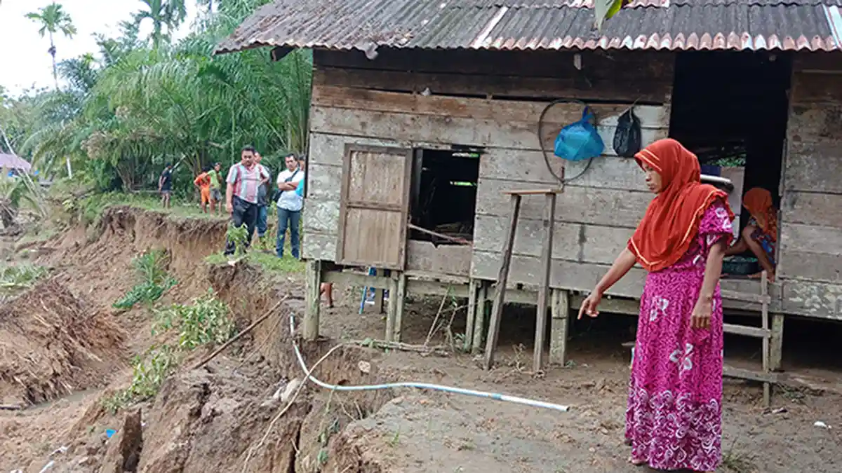 Rumah Janda Terancam Ambruk, Erosi Krueng Geumee Aceh Barat Mengganas   
