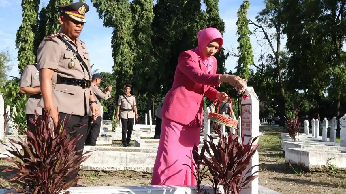 Sentuhan Hati Jajaran Bhayangkari Simalungun: Pendamping Setia dalam Doa untuk Para Pahlawan