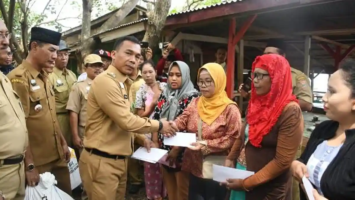 Bupati Batang Wihaji Beri Bantuan Lima Pemilik Warung Korban Puting Beliung di Pantai Celong