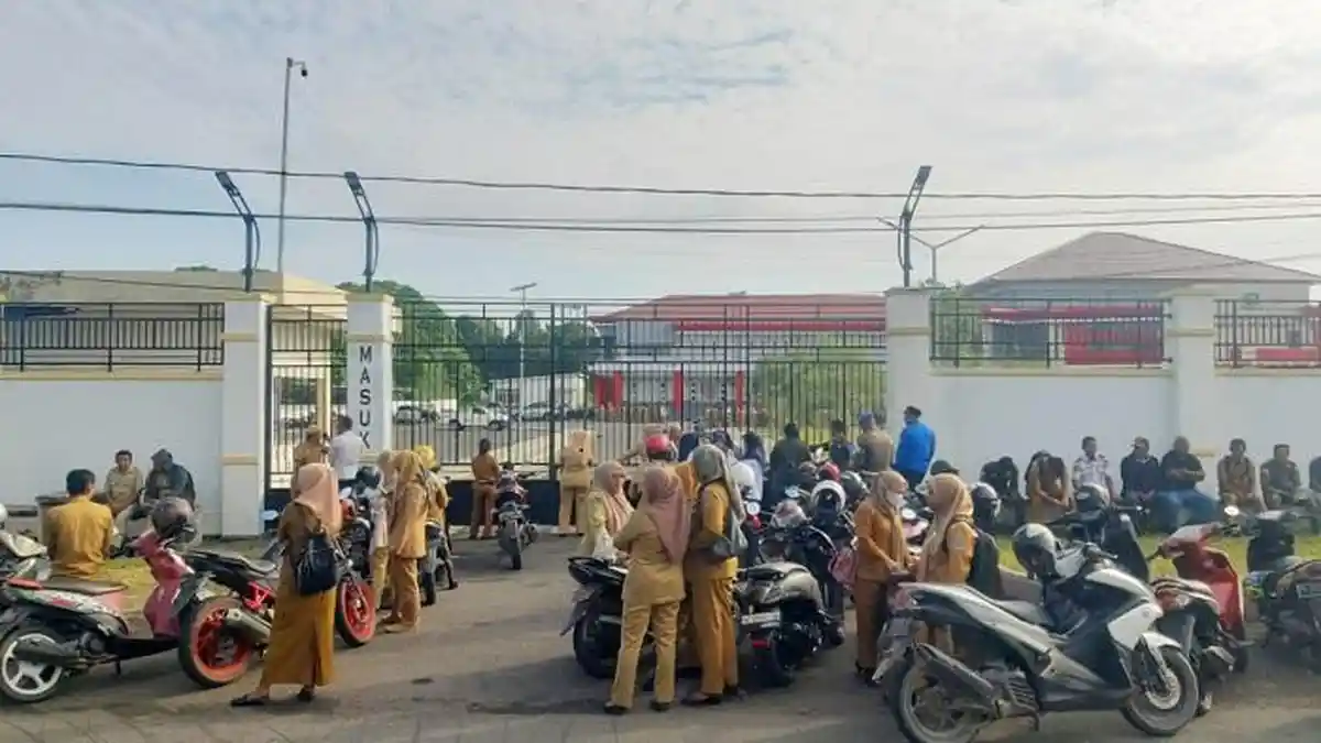 Telat Datang Apel Kedisiplinan, Puluhan ASN Morotai Terlantar Tidak Boleh Masuk Kantor Bupati