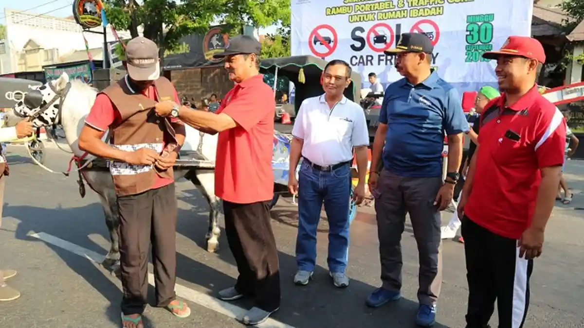 Sopir Bendi Kereta Kuda Wisata di Solo Dapat Seragam Baru Berupa Rompi Motif Batik