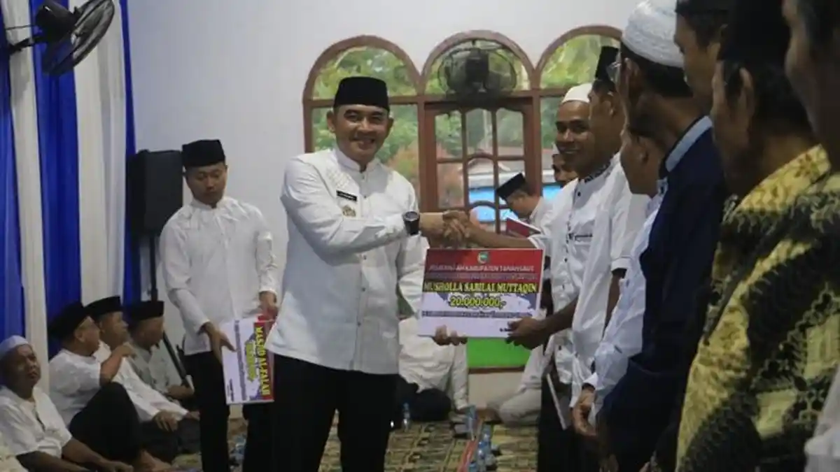 Safari Ramadan di Tambangulang, Bupati Tala H Rahmat Salurkan Bantuan ...