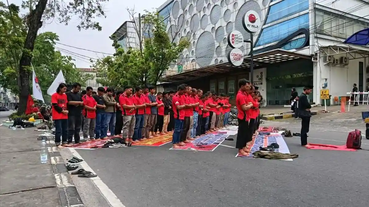 Massa Buruh Laksanakan Salat Jumat di Ruas Jalan Brigjen Katamso Medan Sebelum ke Pusat Kota