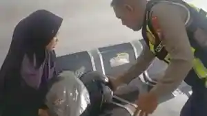 Satlantas-Polres-Nganjuk-Aiptu-Andi-Kris-memberi-helm-gratis-kepada-Indah.jpg
